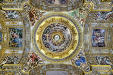 View of the transept ceiling with the pendentives and the dome, Sant