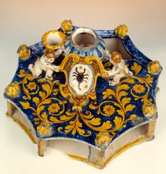 Eight-piece writing set made of majolica in dark blue, yellow and pale green. 1560-1570, Écouen, National Renaissance Museum