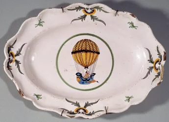 Plate in faience decorated with the representation of an ascent in balloon