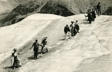 Chamonix (Haute-Savoie, Alps): crossing the Mer de Glace by a group of elegant tourists with their Savoy guide