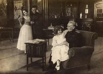 Portrait of the actress Cecyl Tryan on the set of the 1918 film "Spirale della morte"
