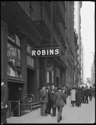 S.M. Robins Co. sign at 35 Broadway, New York City, May 2, 1916