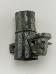 Hubcap with linchpin cast in the form of a feline head