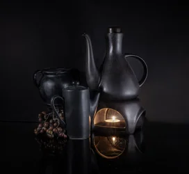 Dark Ceramics Candle Glow